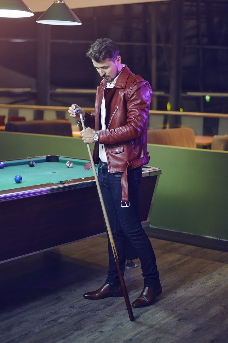 guy-playing-billiard-1968998_1280